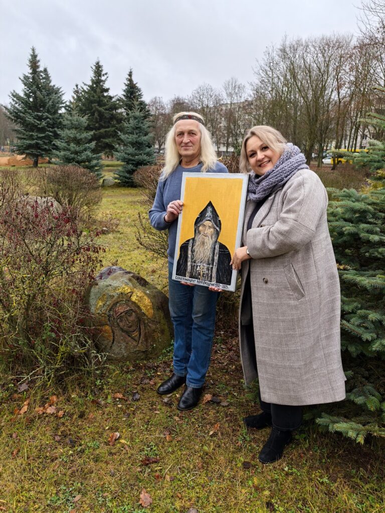 Портрет передан в Музей древнебелорусской культуры и искусства Центра исследований белорусской культуры, языка и литературы НАН Беларуси. На фото: Анатолий Кузнецов и Кирьянова Ольга Анатольевна, главный хранитель