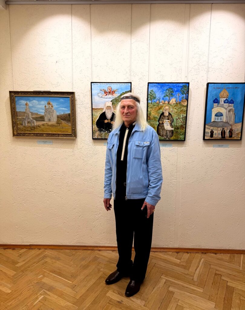Анатолий Кузнецов на выставке в Музее белорусского искусства и культуры