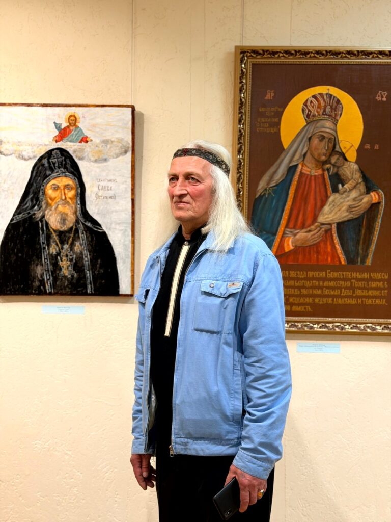 Анатолий Кузнецов на выставке в Музее белорусского искусства и культуры